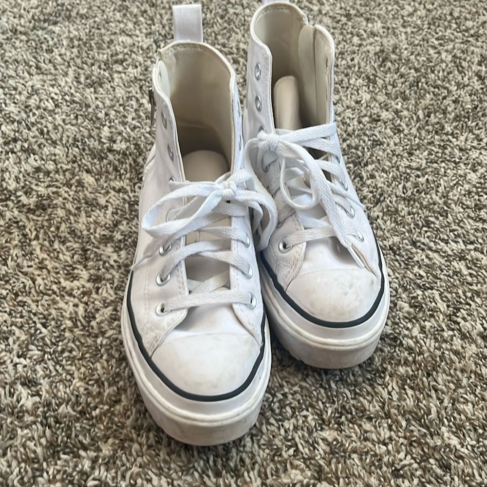 CONVERSE. White. Platform. Women’s 6.5/kids4.5
